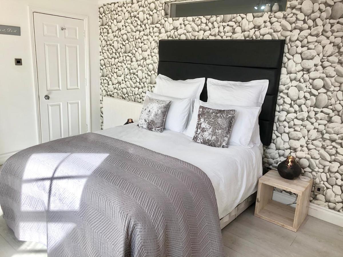 *Beachfront*- Stylish, Spacious +Private Courtyard Brighton Eksteriør billede