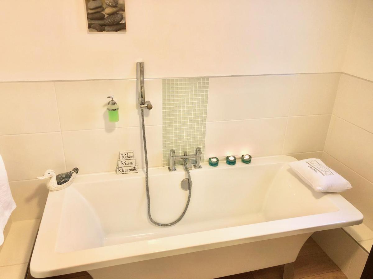 *Beachfront*- Stylish, Spacious +Private Courtyard Brighton Eksteriør billede